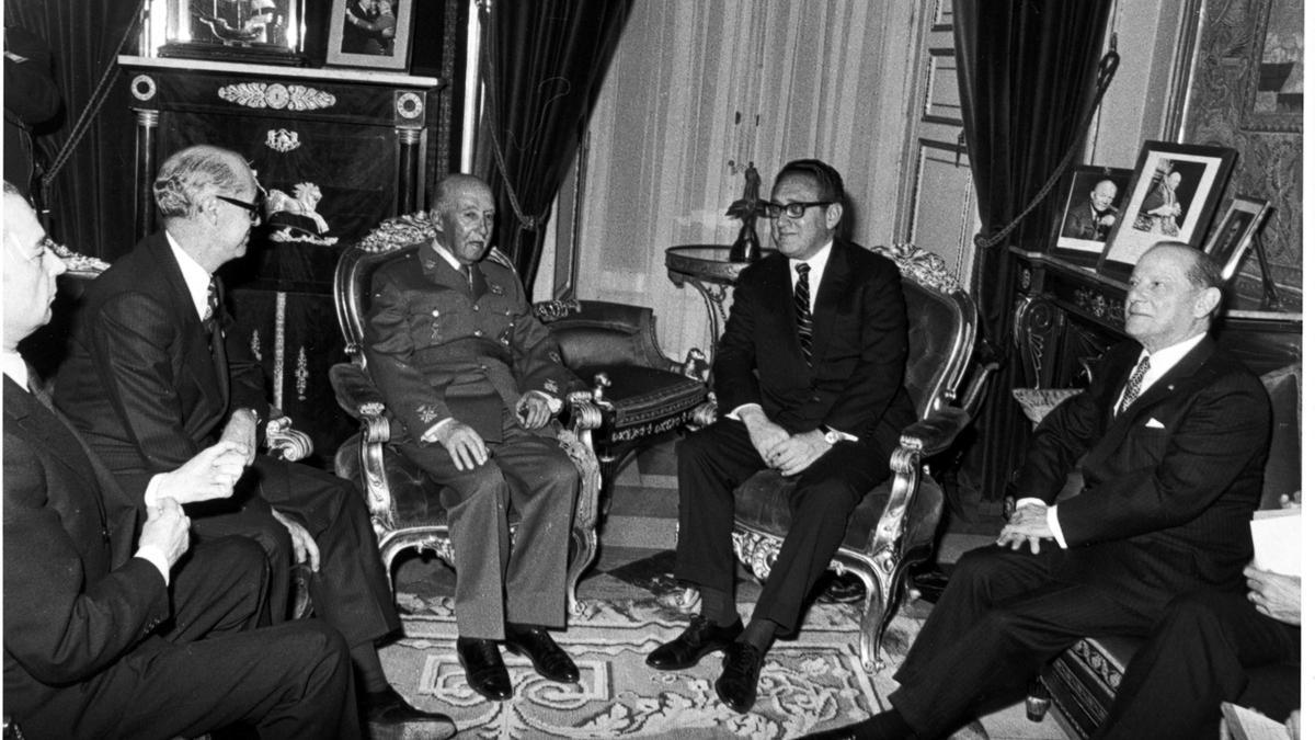 Henry Kissinger junto a FranO.