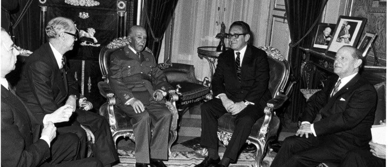 Henry Kissinger junto a FranO.