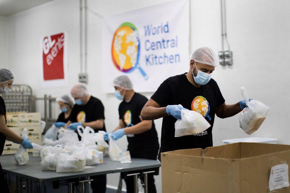 GRAFCAT5719. BARCELONA (ESPAÑA), 29/04/2020.-Un grupo de voluntarios realiza su trabajo en el Centro de Convenciones Internacional de Barcelona (CCIB) , que con el World Central Kitchen, la ONG del chef José Andrés, ofrecerán 5.000 menús diarios a los colectivos más vulnerables del área de Barcelona afectados por la crisis del Covid-19, a través del Banco de Alimentos. EFE/ Marta Pérez GRAFCAT5719. BARCELONA (ESPAÑA), 29/04/2020.-Un grupo de voluntarios realiza su trabajo en el Centro de Convenciones Internacional de Barcelona (CCIB) , que con el World Central Kitchen, la ONG del chef José Andrés, ofrecerán 5.000 menús diarios a los colectivos más vulnerables del área de Barcelona afectados por la crisis del Covid-19, a través del Banco de Alimentos. EFE/ Marta Pérez