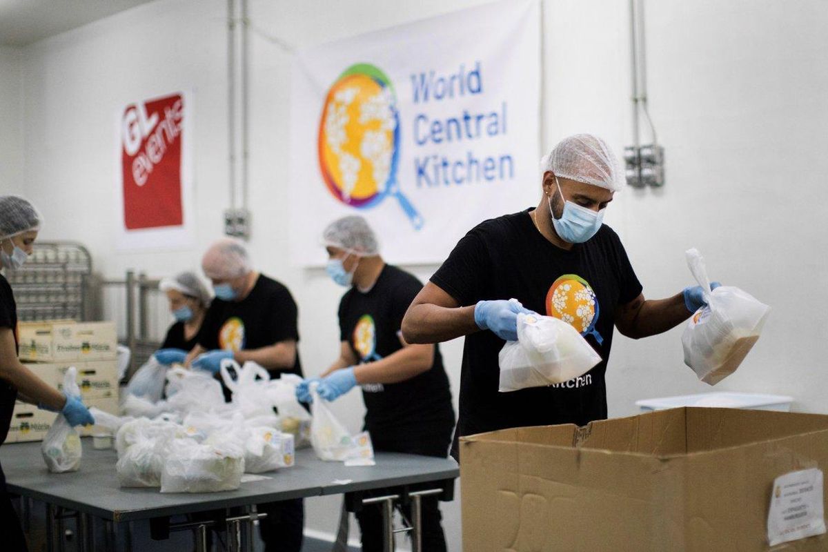 GRAFCAT5719. BARCELONA (ESPAÑA), 29/04/2020.-Un grupo de voluntarios realiza su trabajo en el Centro de Convenciones Internacional de Barcelona (CCIB) , que con el World Central Kitchen, la ONG del chef José Andrés, ofrecerán 5.000 menús diarios a los colectivos más vulnerables del área de Barcelona afectados por la crisis del Covid-19, a través del Banco de Alimentos. EFE/ Marta Pérez