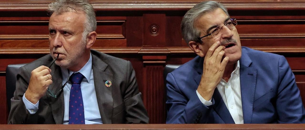 El presidente Ángel Víctor Torres y el vicepresidente Román Rodríguez en el pleno extraordinario