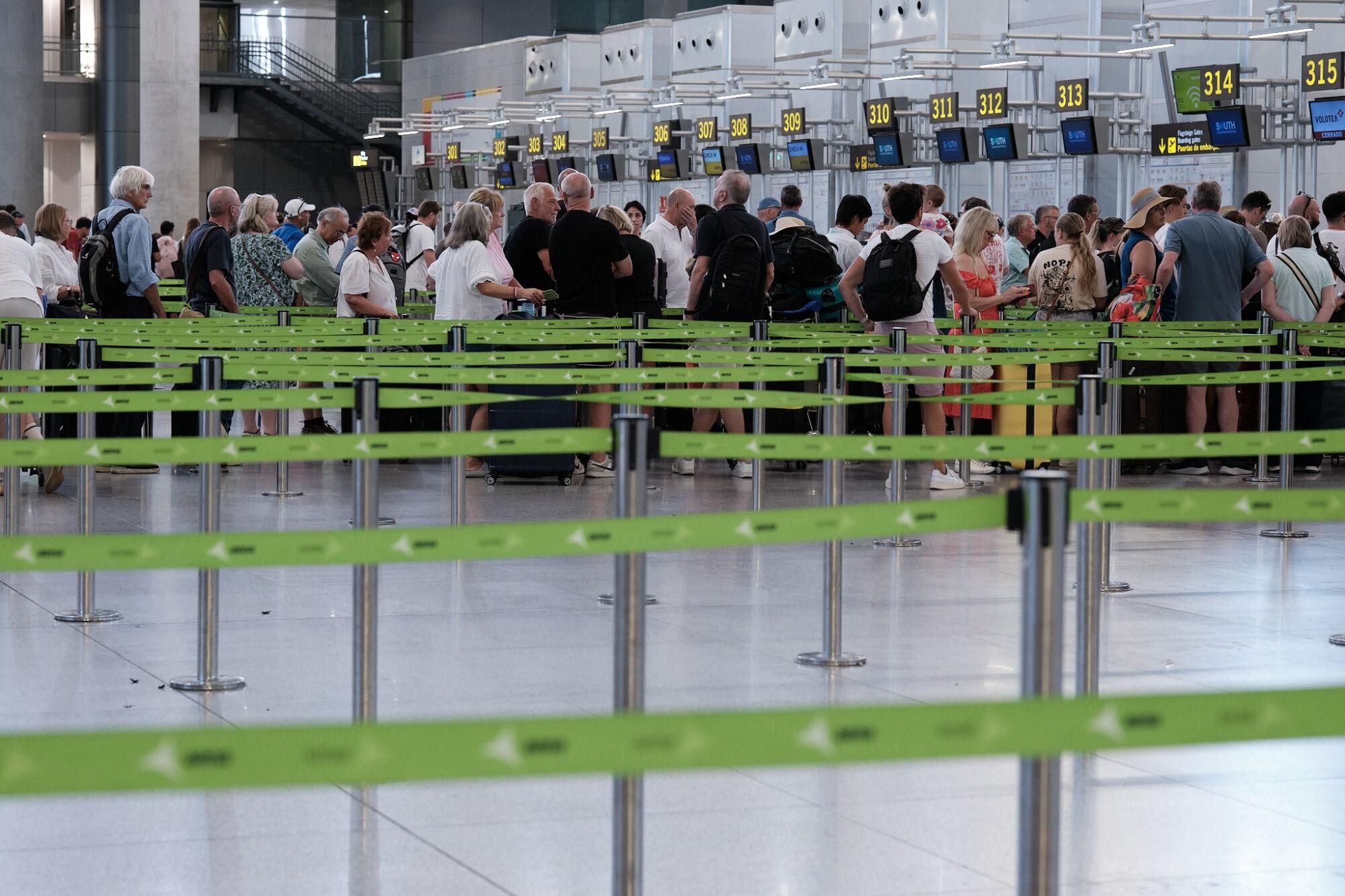 Máxima actividad en el aeropuerto en el comienzo de las vacaciones