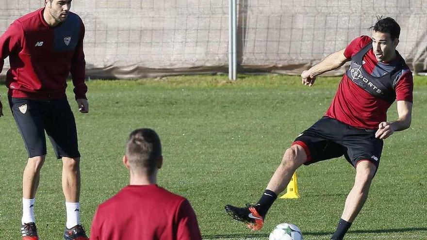 Los jugadores del Sevilla en el entrenamiento de ayer en el campo del Lyon.