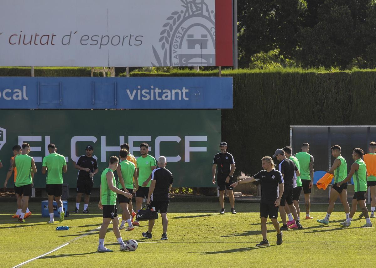 Beccacece, junto a sus jugadores, en el entrenamiento del miércoles preparando la visita a Burgos, donde el Elche solo ha ganado una vez