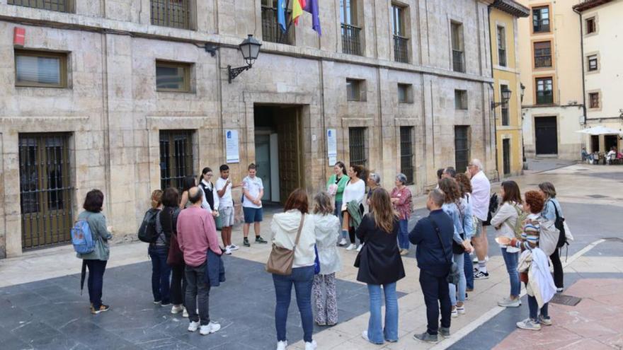 Participantes en la ruta por el Oviedo de Pérez de Ayala. | Zai Semeyes