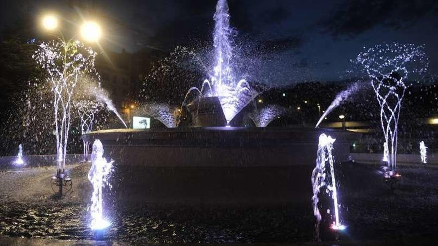 La fuente de Cuatro Caminos, anoche, iluminada.