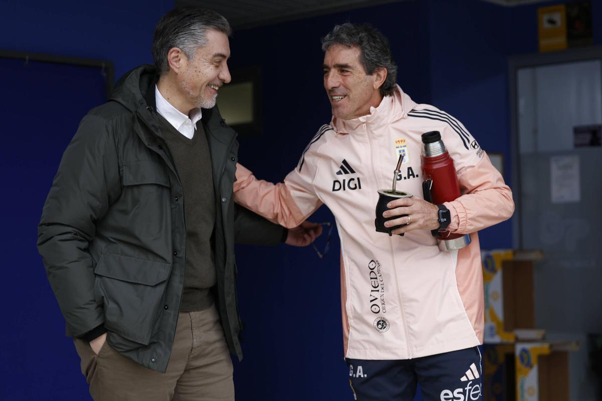 Guillermo Almada, entrenador del Real Oviedo, saluda lal presidente Martin Pelaez