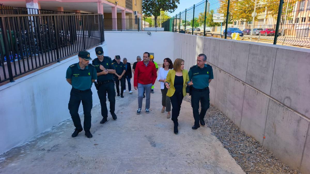 Visita de Pilar Bernabé a las obras de reconstrucción del cuartel de la Guardia Civil de Paiporta.