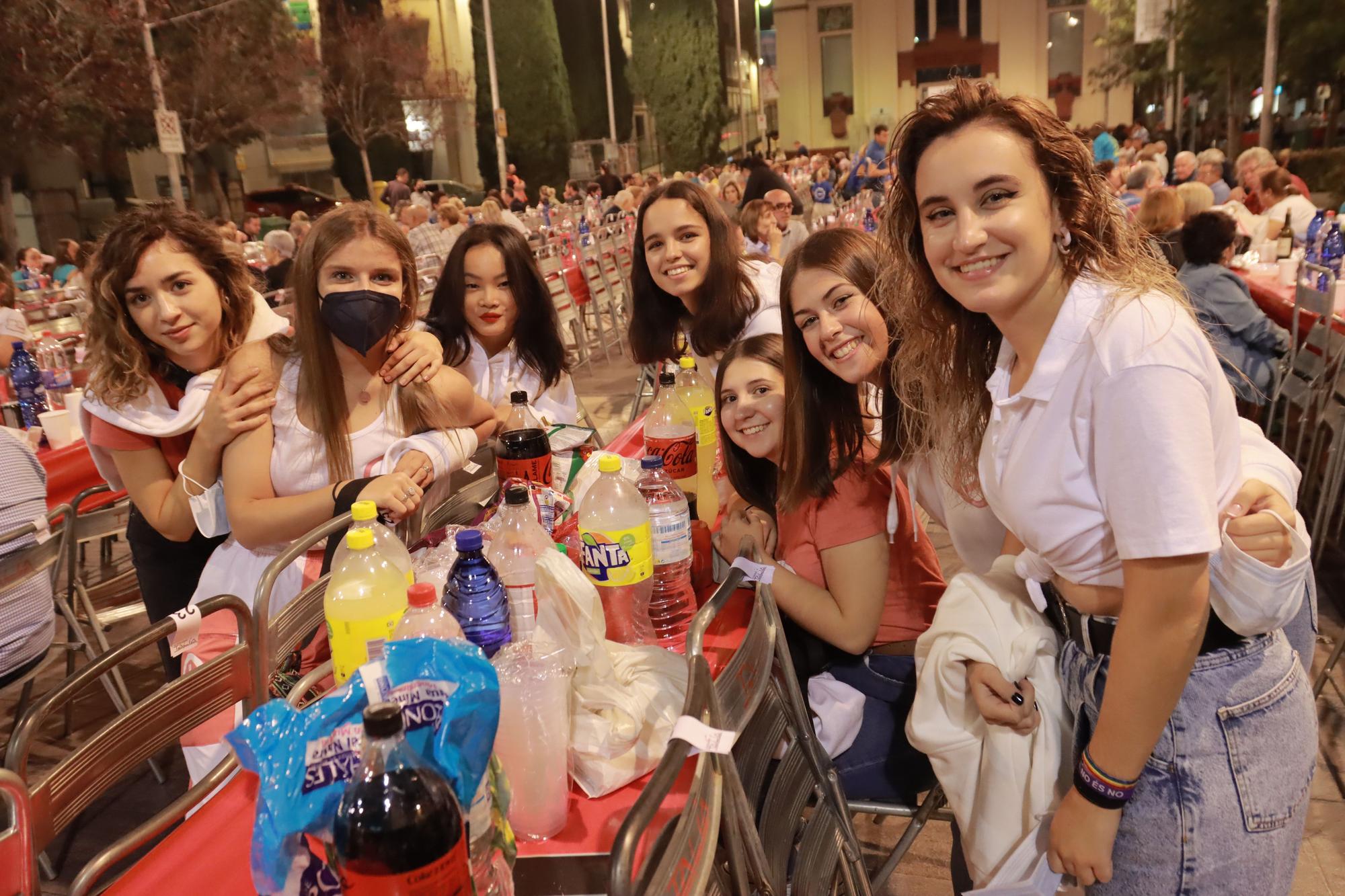 Búscate entre los comensales de la cena de 'pa i porta' en Almassora