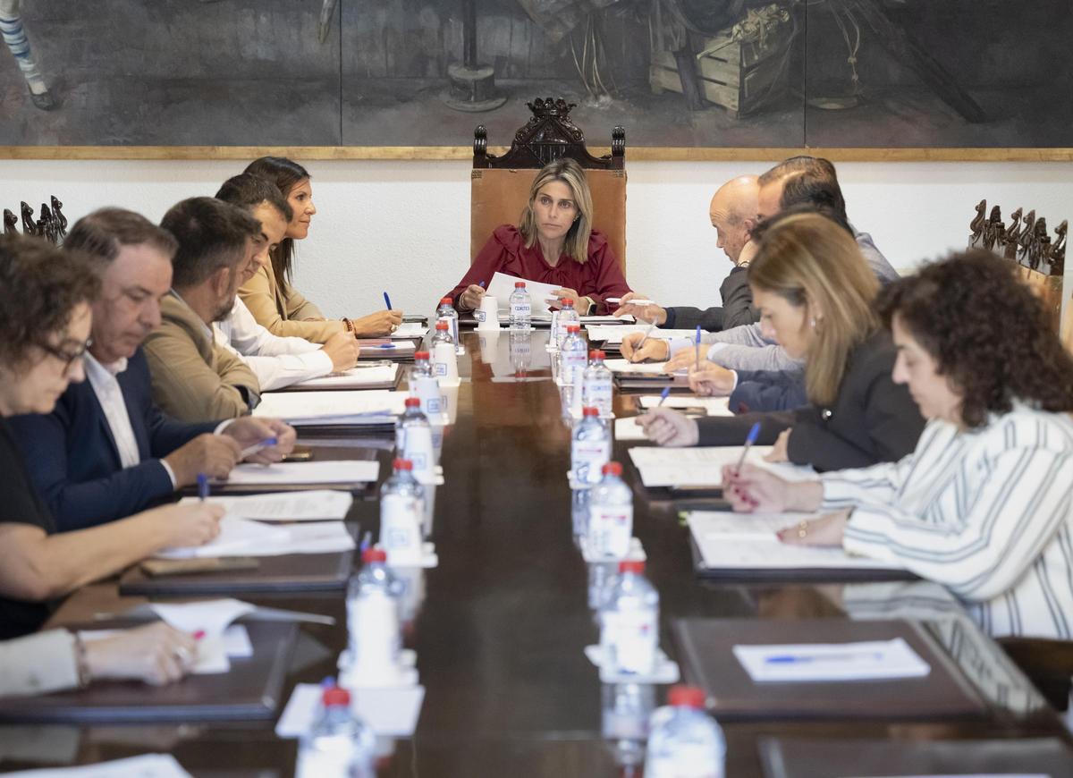 La presidenta de la Diputación de Castellón, Marta Barrachina, encabeza una junta de gobierno provincial.
