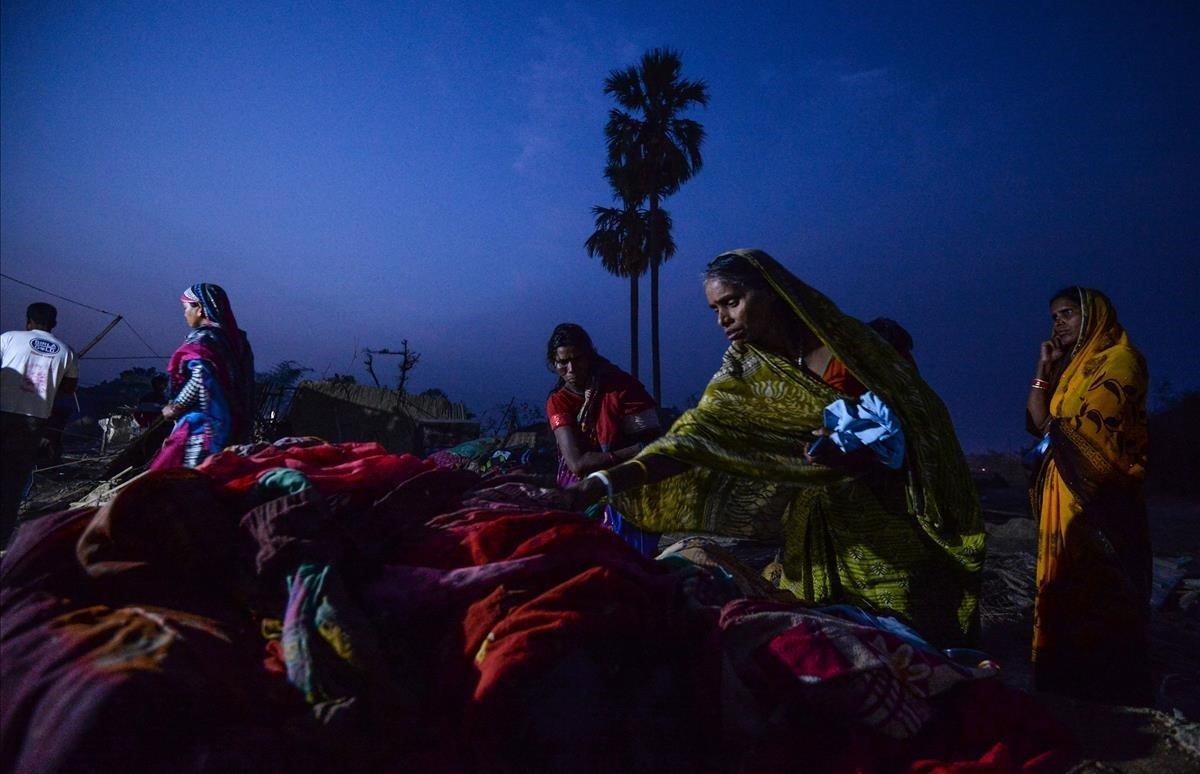 Nepalíes buscando sus pertenencias en los escombros de sus casas dañadas por una tormenta de primavera en el pueblo de Bhaluhi Bharbaliya al sur de Nepal.