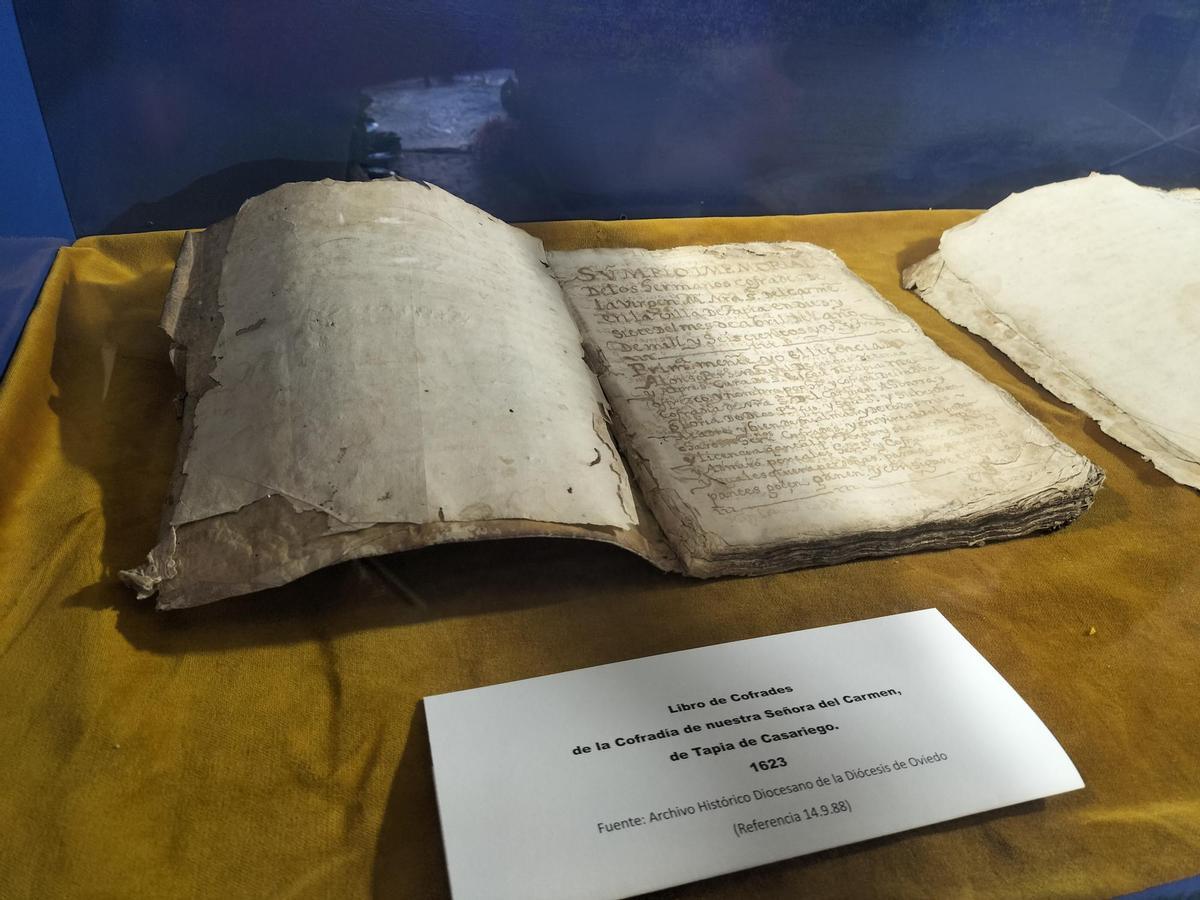 Tapia muestra una exposición histórica: los manucristos de la creación de la Cofradía del Carmen, hace 400 años