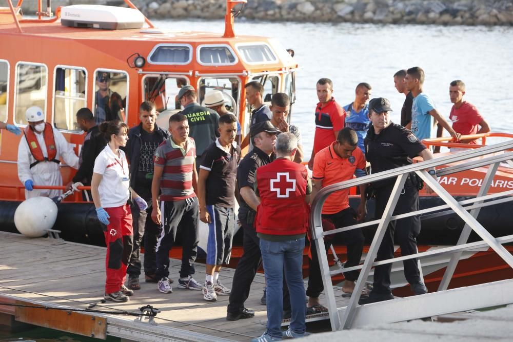 Llega a Tabarca un centenar de inmigrantes en cuatro pateras