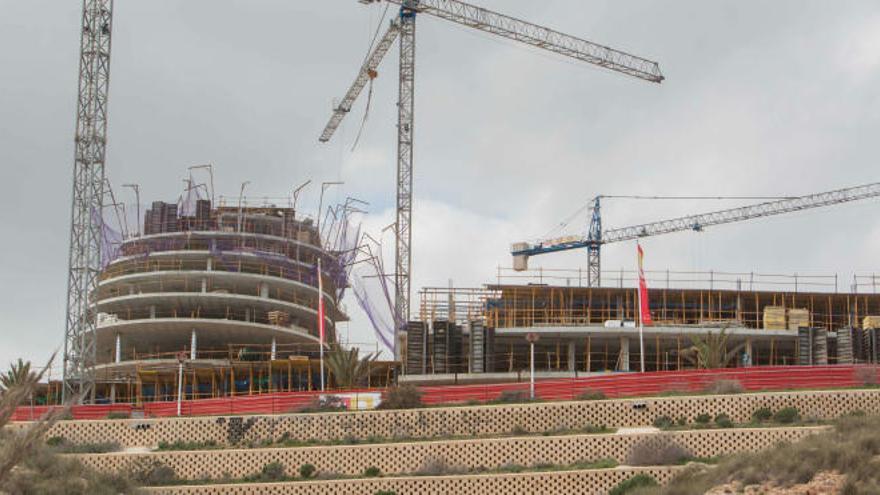 Una promoción en construcción en la playa ilicitana de Arenales del Sol.