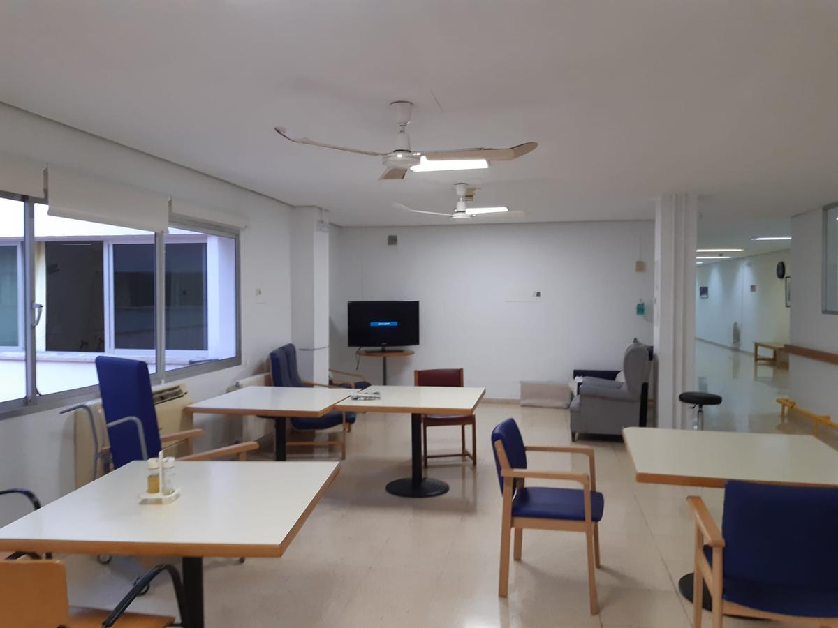 Comedor donde, en verano, se ve la televisión, al ser una zona más fresca.