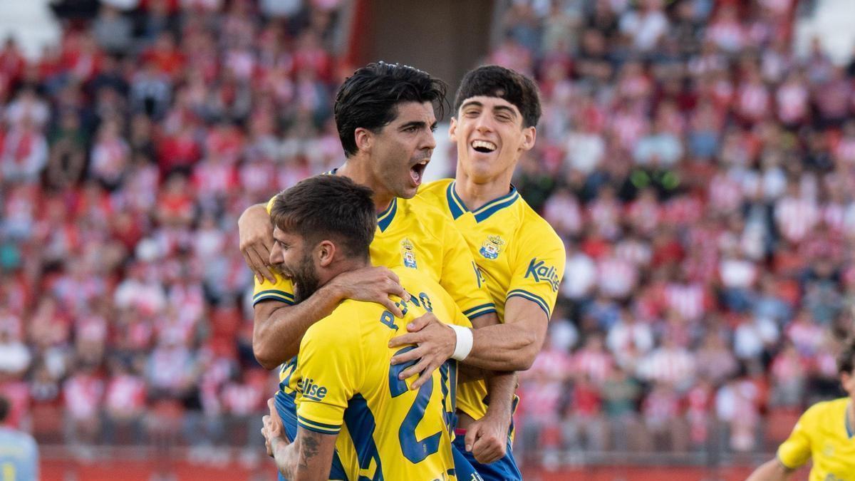 Pejiño y Clemente se abrazan para festejar el 1-2, ante Valentín Pezzolesi.