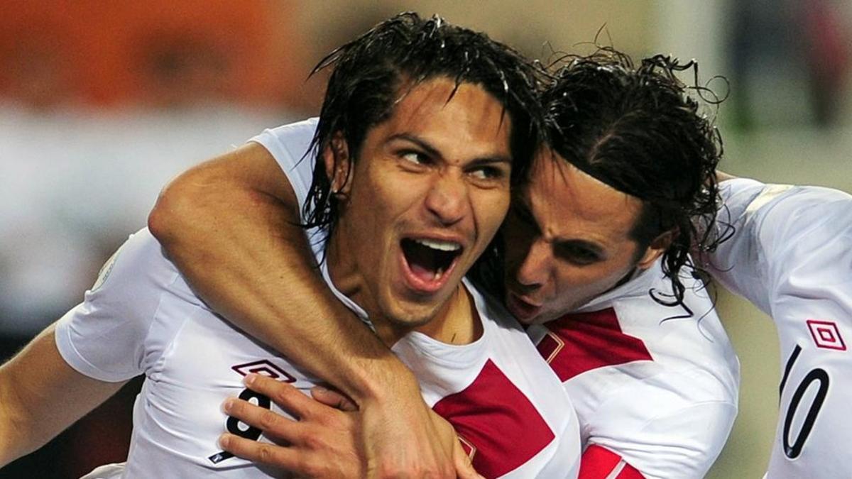 Pizarro abraza a Guerrero durante un partido de la selección peruana