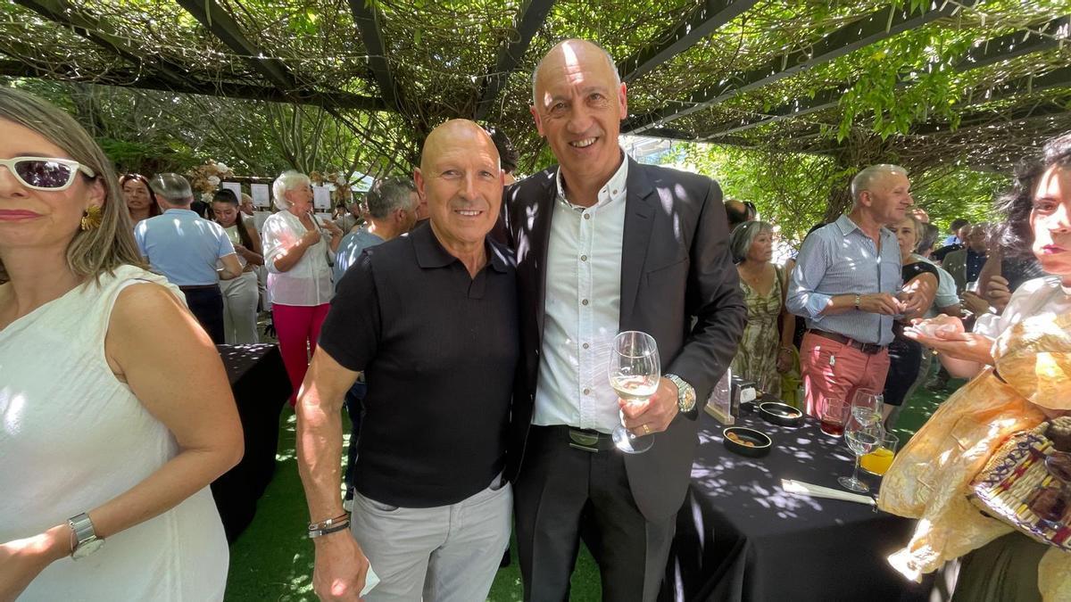 Miguel Ángel Arca (derecha) junto a Juan Toledo, compañero también jubilado del parque de bomberos de Santiago