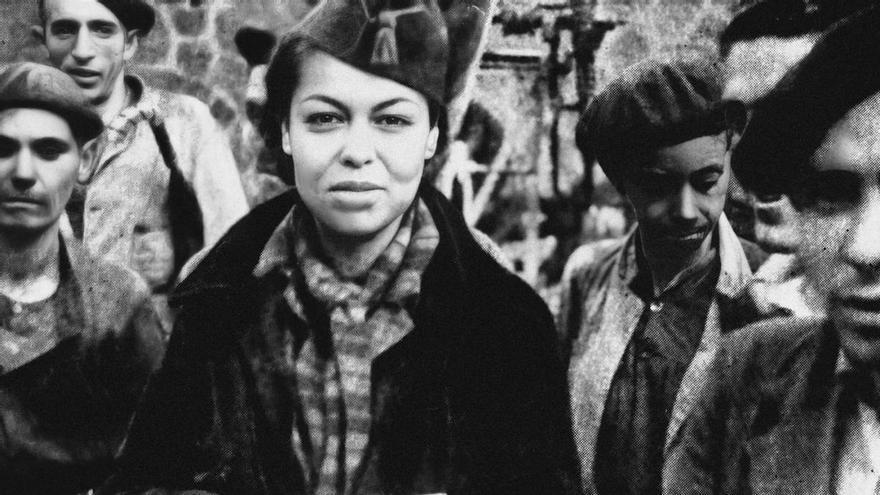 Paulina Abramson, fotografiada con los mineros asturianos por el cineasta soviético Roman Karmen en 1937.