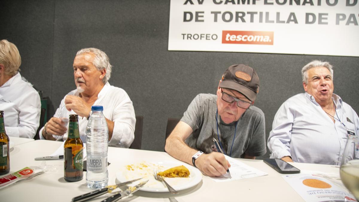 El jurado decide cuál es la mejor tortilla de patatas de Alicante.