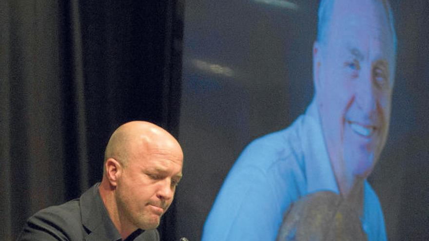 Un emocionat Jordi Cruyff a la sala de premsa del Camp Nou, ahir a la tarda