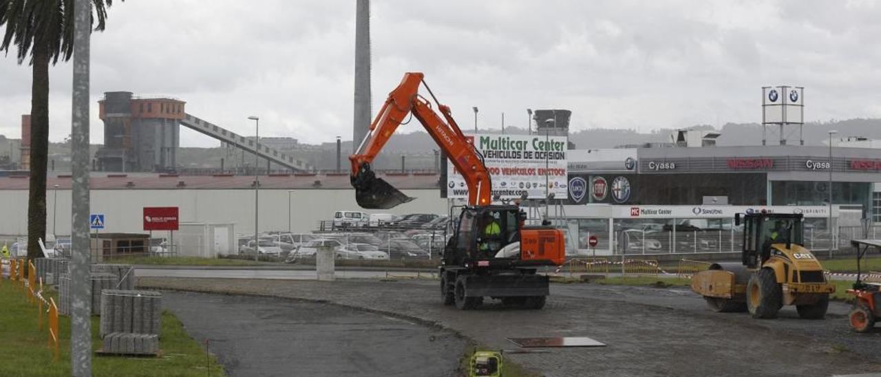 Maquinaria trabajando en el acondicionamiento de la rotonda de La Palmera.