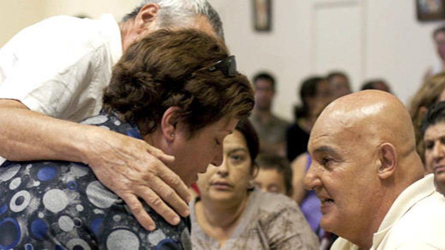 Vecinos de La Restinga conversan momentos antes del inicio de la reunión