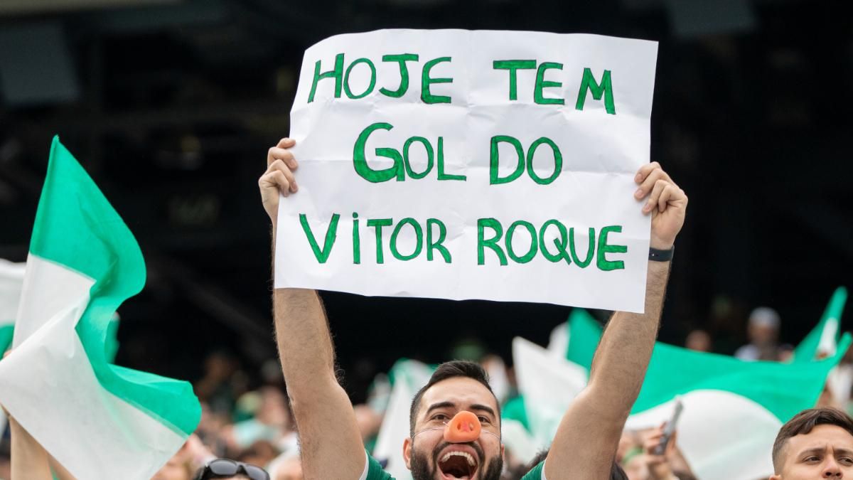 Un aficionado del Palmeiras muestra una pancarta dedicada a Vitor Roque