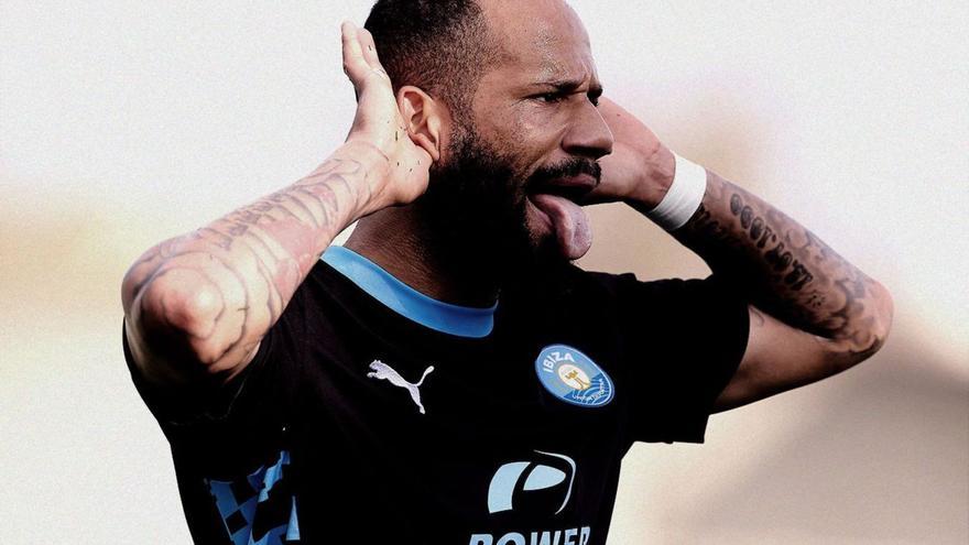 Bebé celebra el gol que consiguió contra el Betis Deportivo con las manos en sus orejas y sacando la lengua. | UD IBIZA
