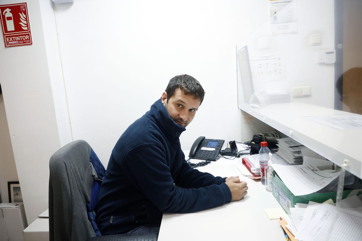 Un trabajador con discapacidad en un centro de empleo protegido.