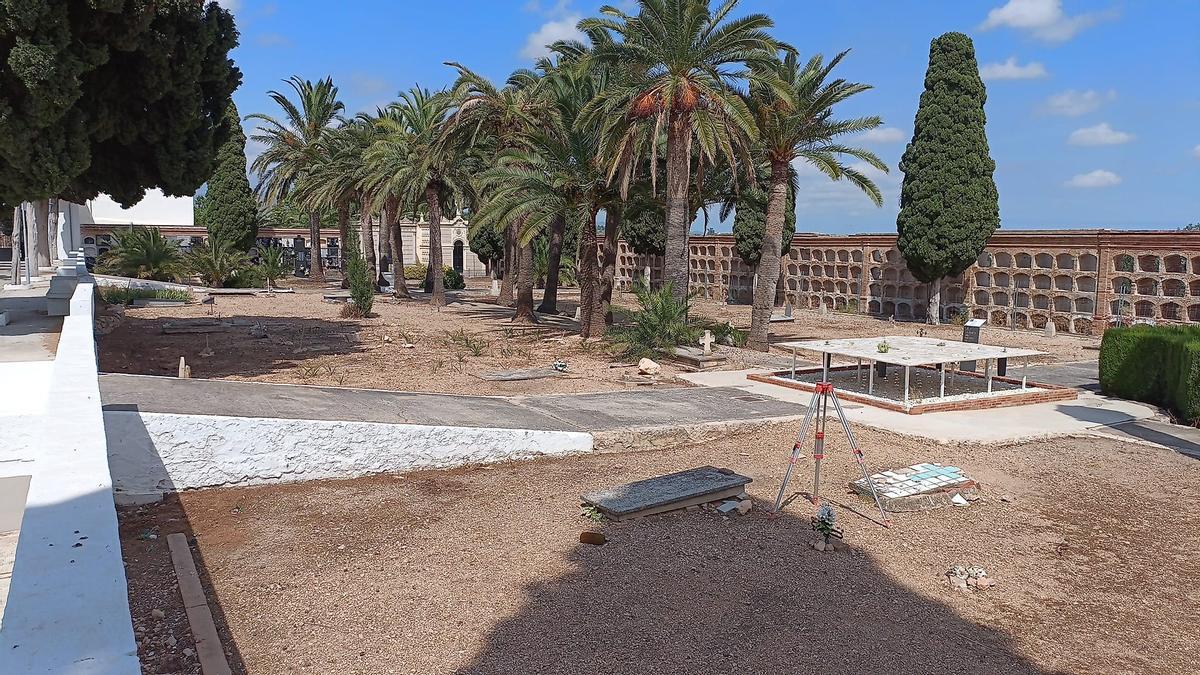 Cementerio municipal de Llíria donde está llevándose a cabo la exhumación de la fosa común.