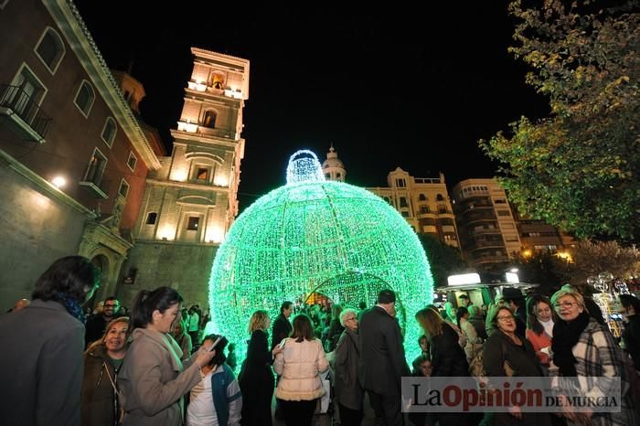 Estrellas y bolas ya brillan en las calles de Murcia