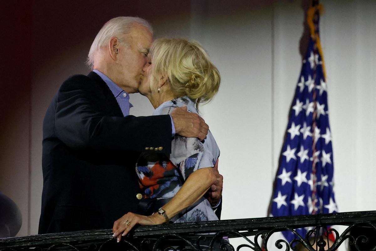 Joe Biden y su esposa, Jill, se besan durante las celebraciones por el Día de Independencia en Estados Unidos.