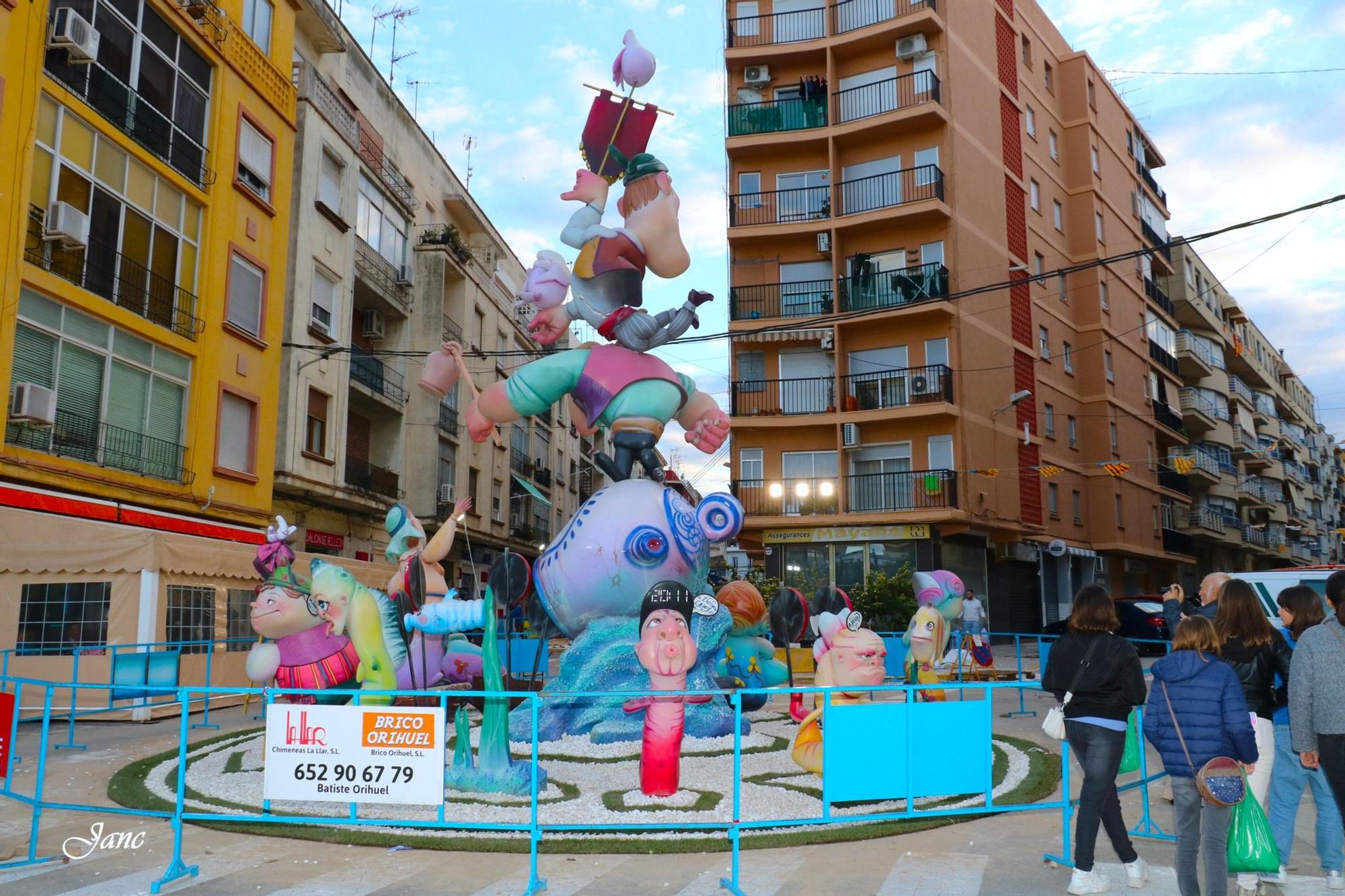 Así lucen (bajo la lluvia) las fallas de Oliva