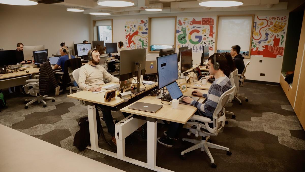 Trabajadores en las instalaciones del centro de ciberseguridad de Google (GSEC), en el paseo de la Farola de Málaga.