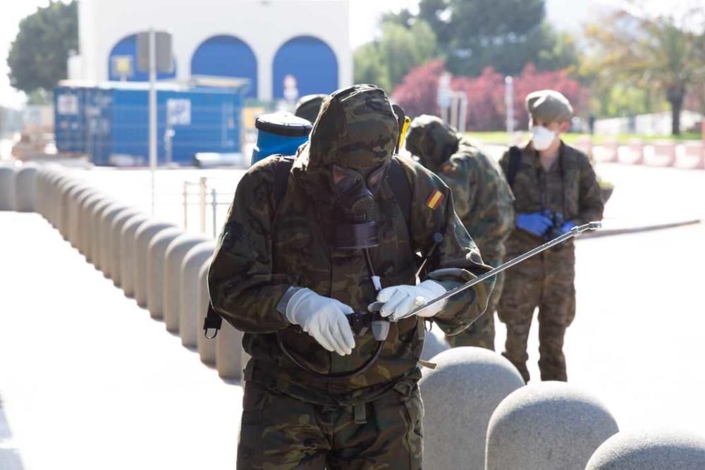 Los militares limpian y desinfectan el aeropuerto de Ibiza