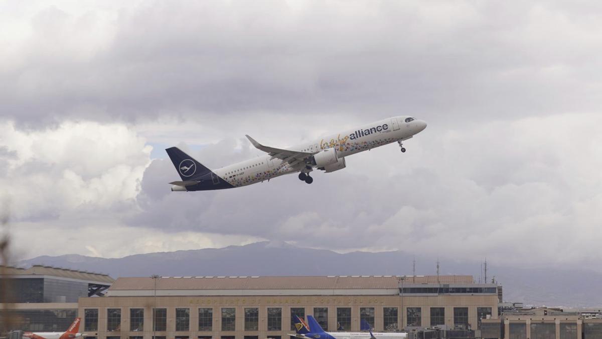 Un avión despega en el aeropuerto de Málaga, en una imagen de archivo.