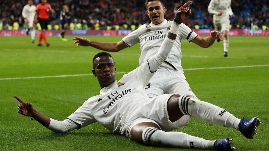 Vinicius celebra el tercer gol del Real Madrid ante el Leganés. // Efe