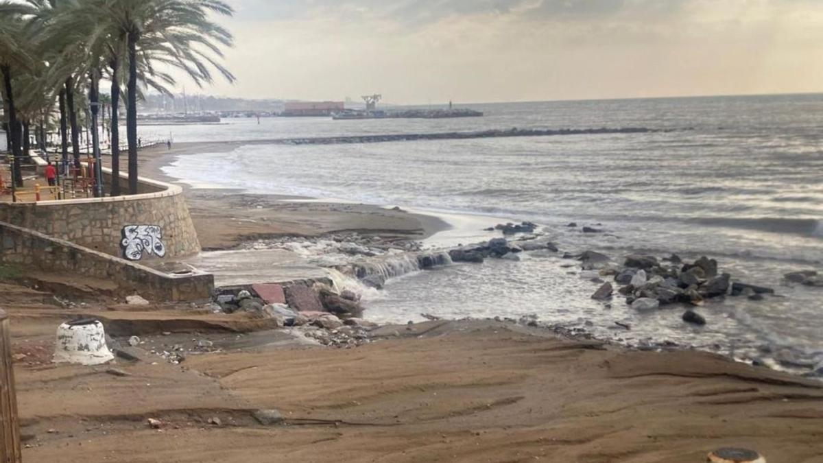 Una de las playas del centro de Marbella, con graves desperfectos tras el paso de un temporal el pasado otoño.
