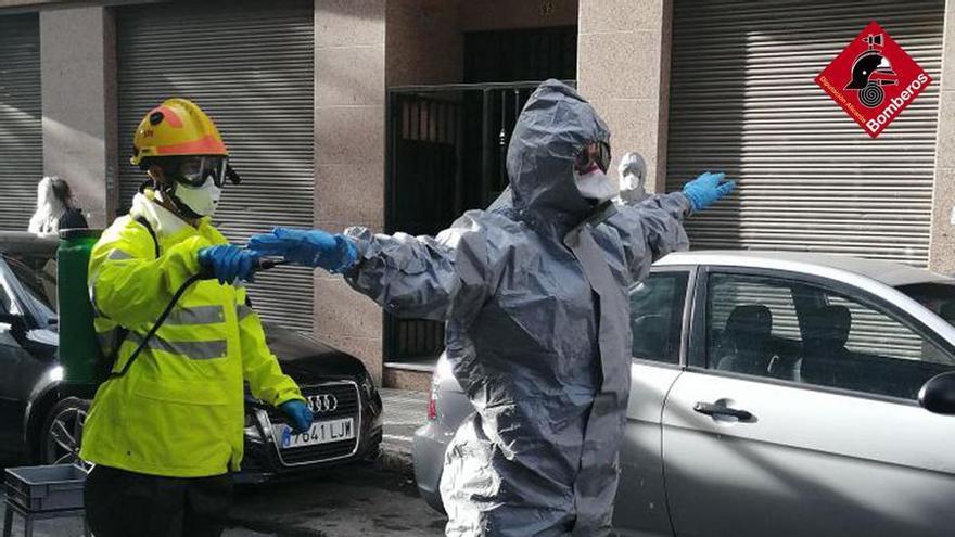 Los bomberos ayer en Elche tras comprobar que el vecino había fallecido