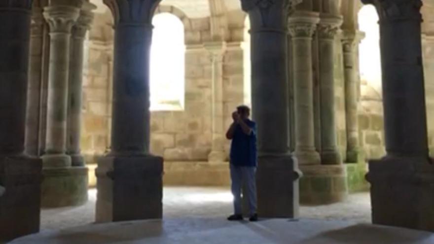 Gonzalo Freijo toca la armónica en el monasterio románico de Carboeiro