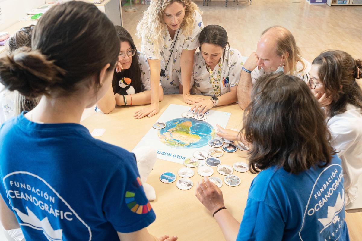 Tècniques de l'equip de divulgació de la Fundació Oceanogràfic presentant el nou material didàctic a l'equip docent de la UPH de l'Hospital La Fe de València.