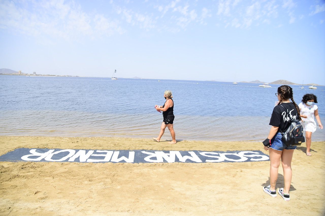 Miles de murcianos forman una cadena humana que rodea al Mar Menor en señal de protesta