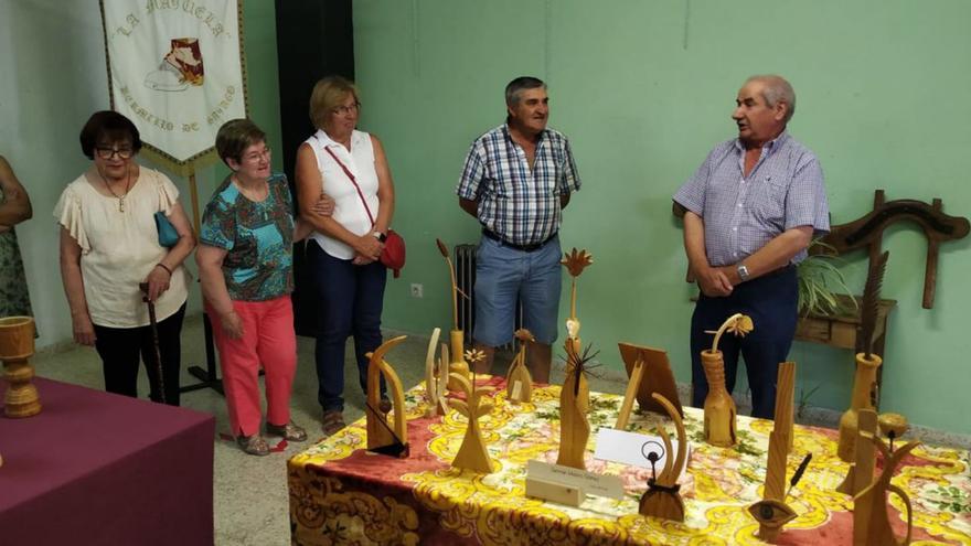 Vecinos visitando la exposición &quot;Artesanía de Madera&quot;