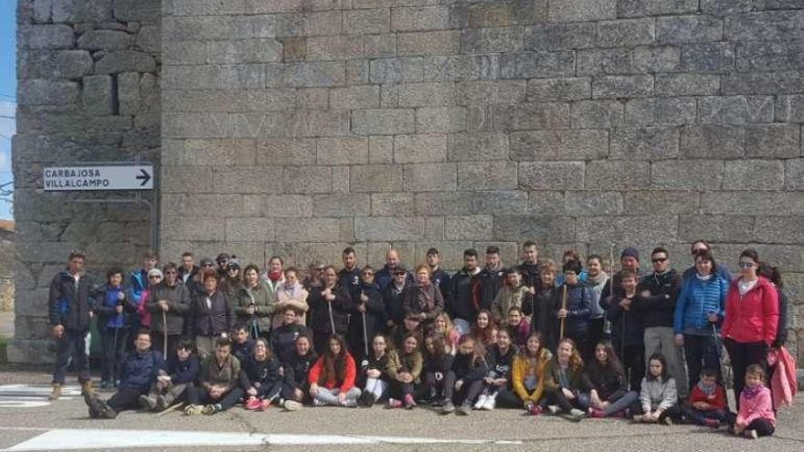 Participantes en la marcha solidaria de senderismo por Arribes del Duero. A la derecha, ante el Puente de Pino del Oro sobre el Duero.