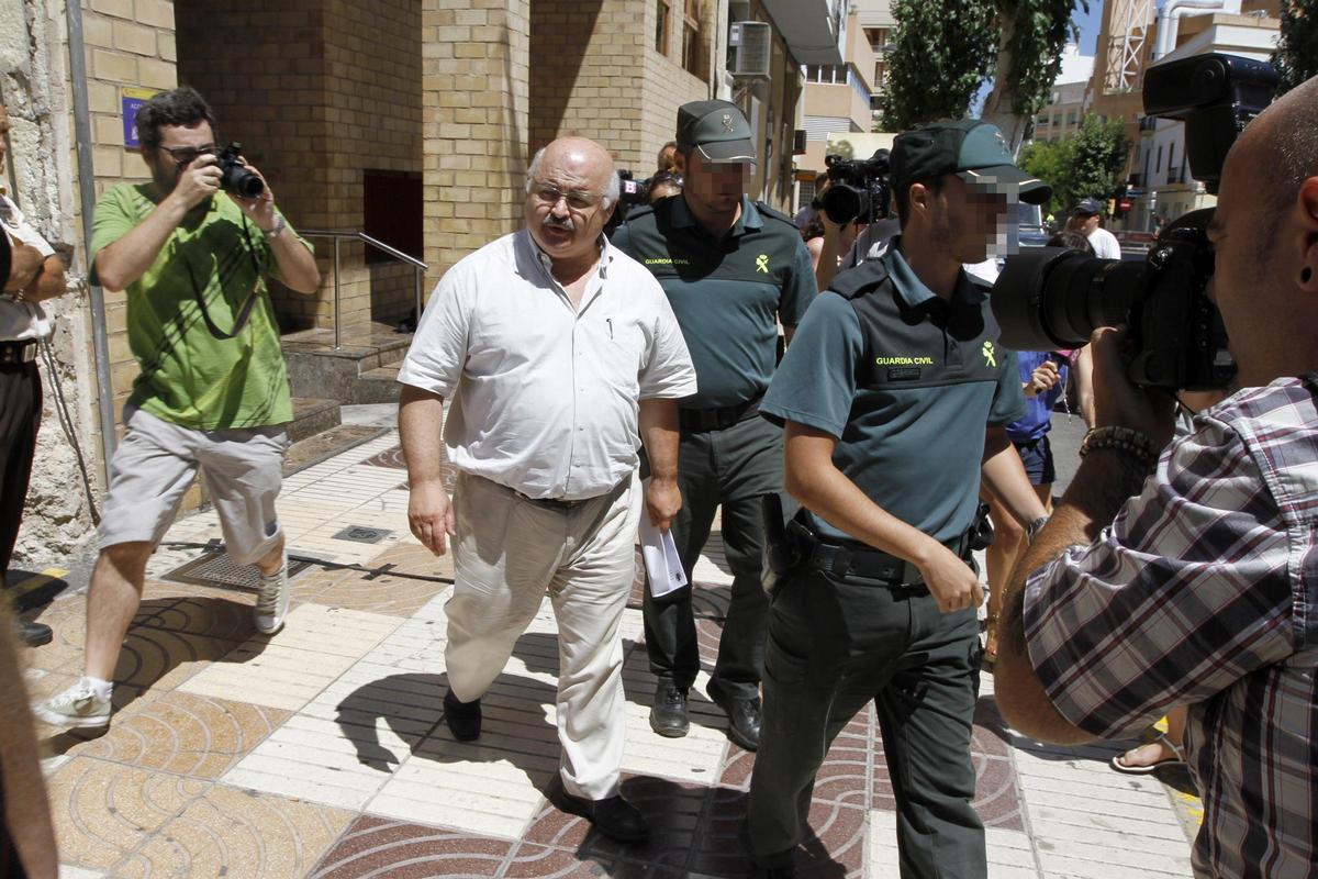 Cardona, cuando salía de los juzgados de Ibiza el 30 de julio de 2013 con destino a la prisión.