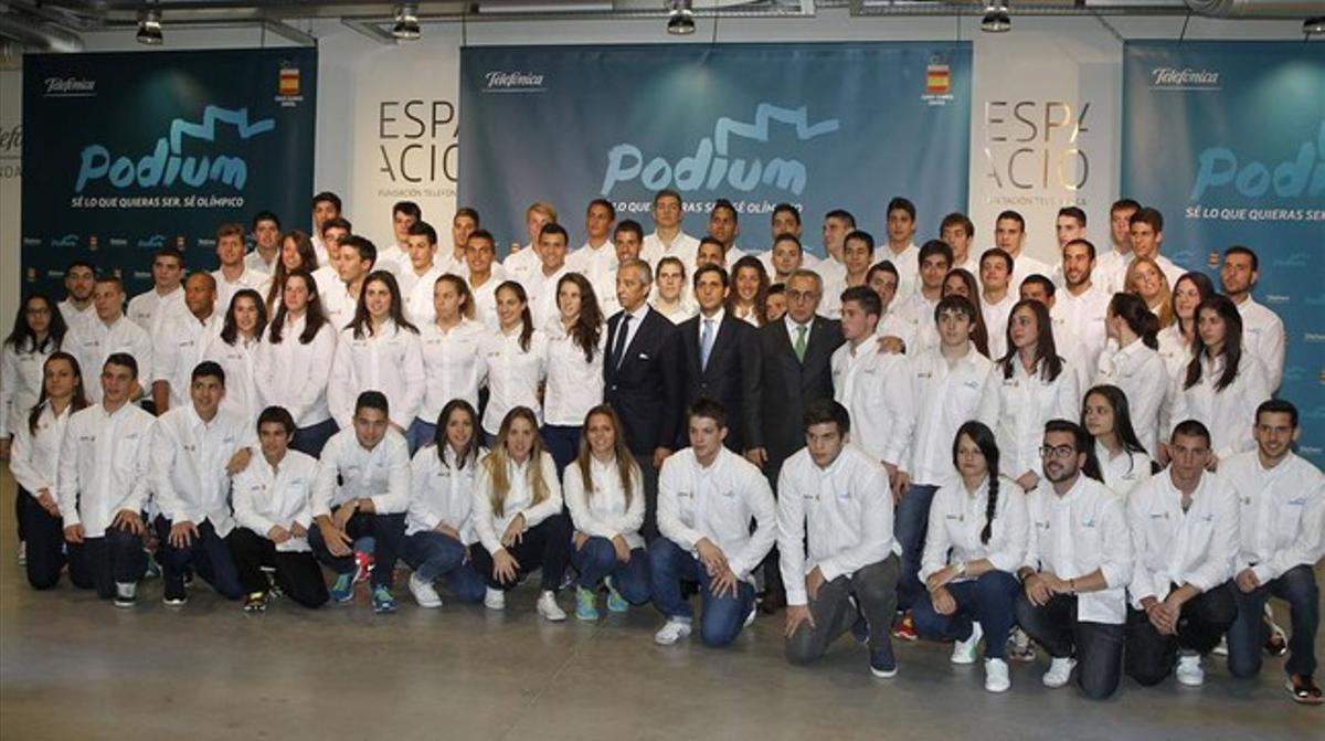 El president del Comitè Olímpic Espanyol, Alejandro Blanco, posa junto a els esportistes durant la presentació del programa ’Podium’. El president del Comitè Olímpic Espanyol, Alejandro Blanco, posa junto a els esportistes durant la presentació del programa ’Podium’.