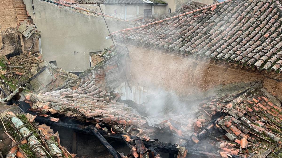 El fuego insiste: una vivienda abandonada del centro de Toro vuelve a arder