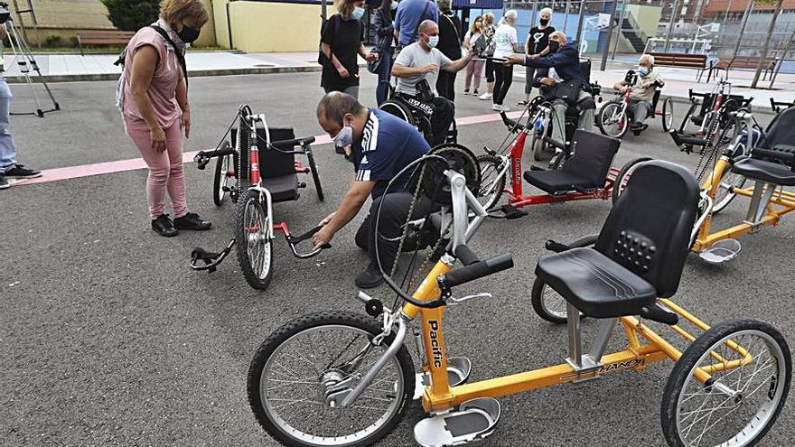 En las fotografías, algunos de los modelos de bicicletas adaptadas que ayer probaron los socios de Difac. | Ricardo Solís