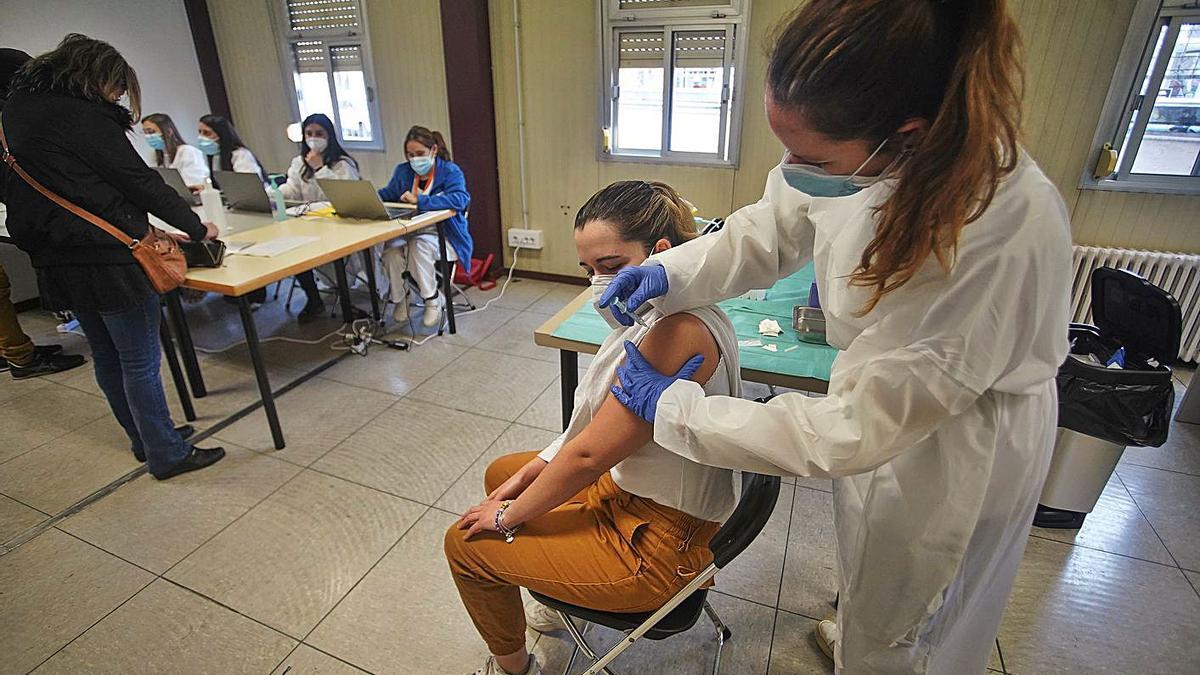 Administració de vacunes contra la COVID a Girona, en una imatge d’arxiu.  | MARC MARTÍ